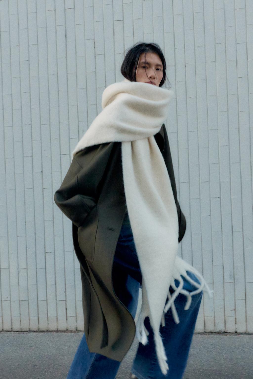 ОДНОТОННЫЙ ШАРФ С БАХРОМОЙ