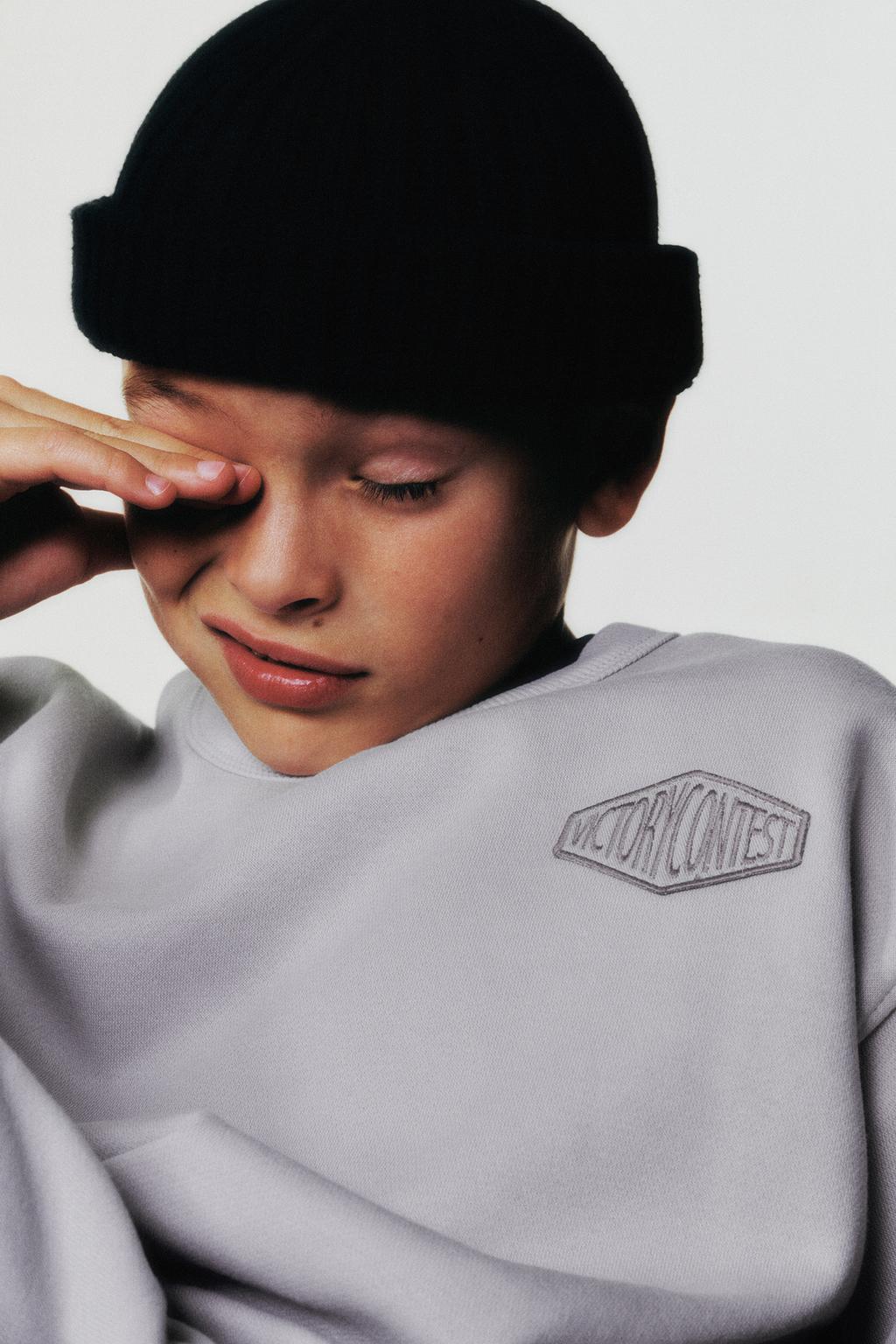 КОМПЛЕКТ ИЗ ТОЛСТОВКИ И ДЖОГГЕРОВ С ТЕКСТОВЫМ ПАТЧЕМ