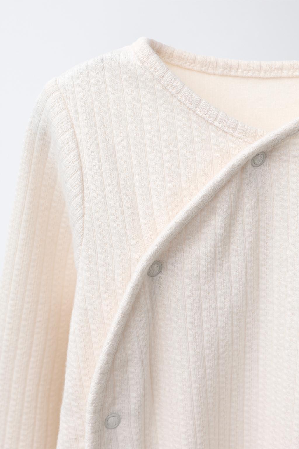 КОМБИНЕЗОН С РЕГУЛИРУЕМЫМИ ШТАНИНАМИ И V-ОБРАЗНЫМ ВЫРЕЗОМ