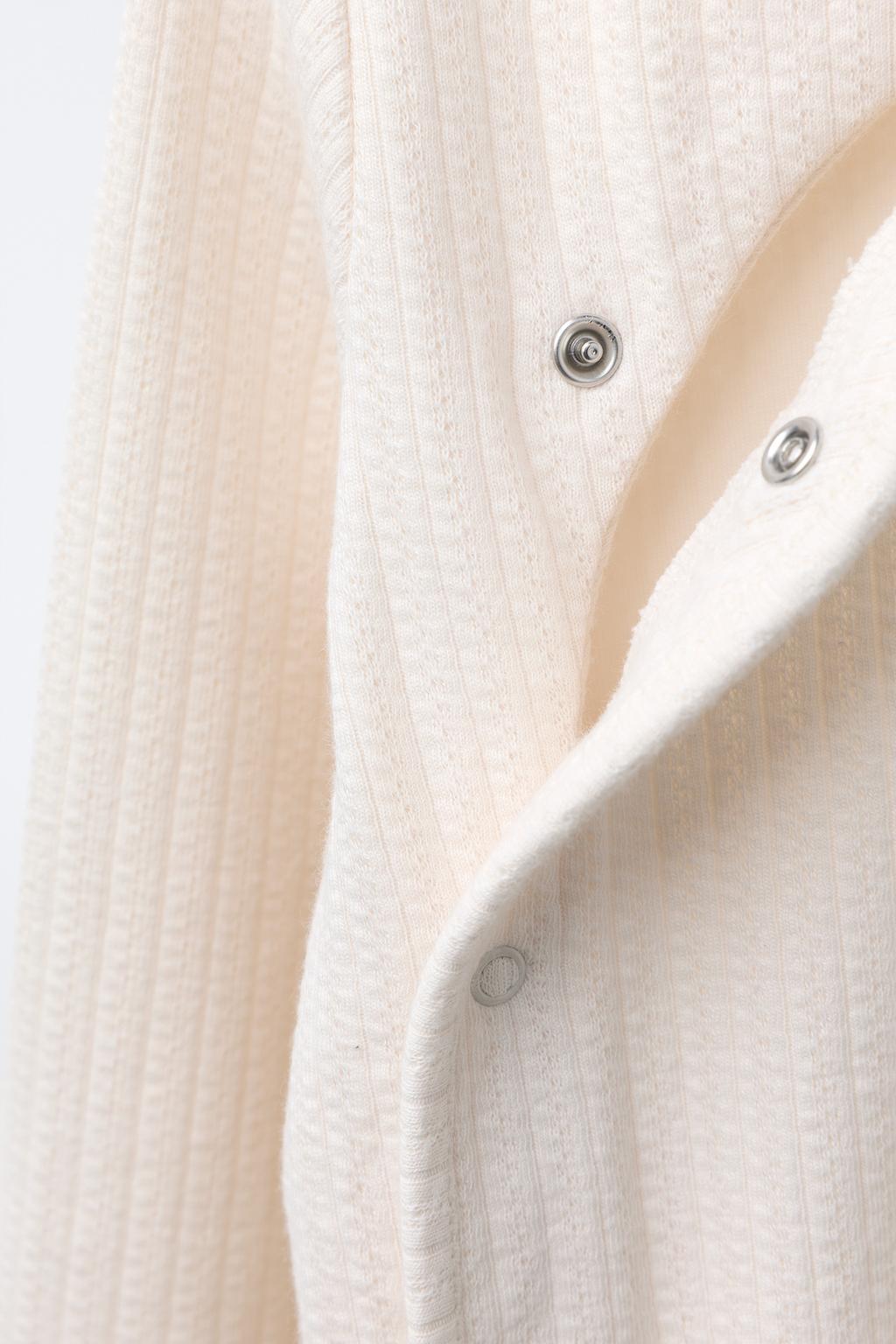 КОМБИНЕЗОН С РЕГУЛИРУЕМЫМИ ШТАНИНАМИ И V-ОБРАЗНЫМ ВЫРЕЗОМ