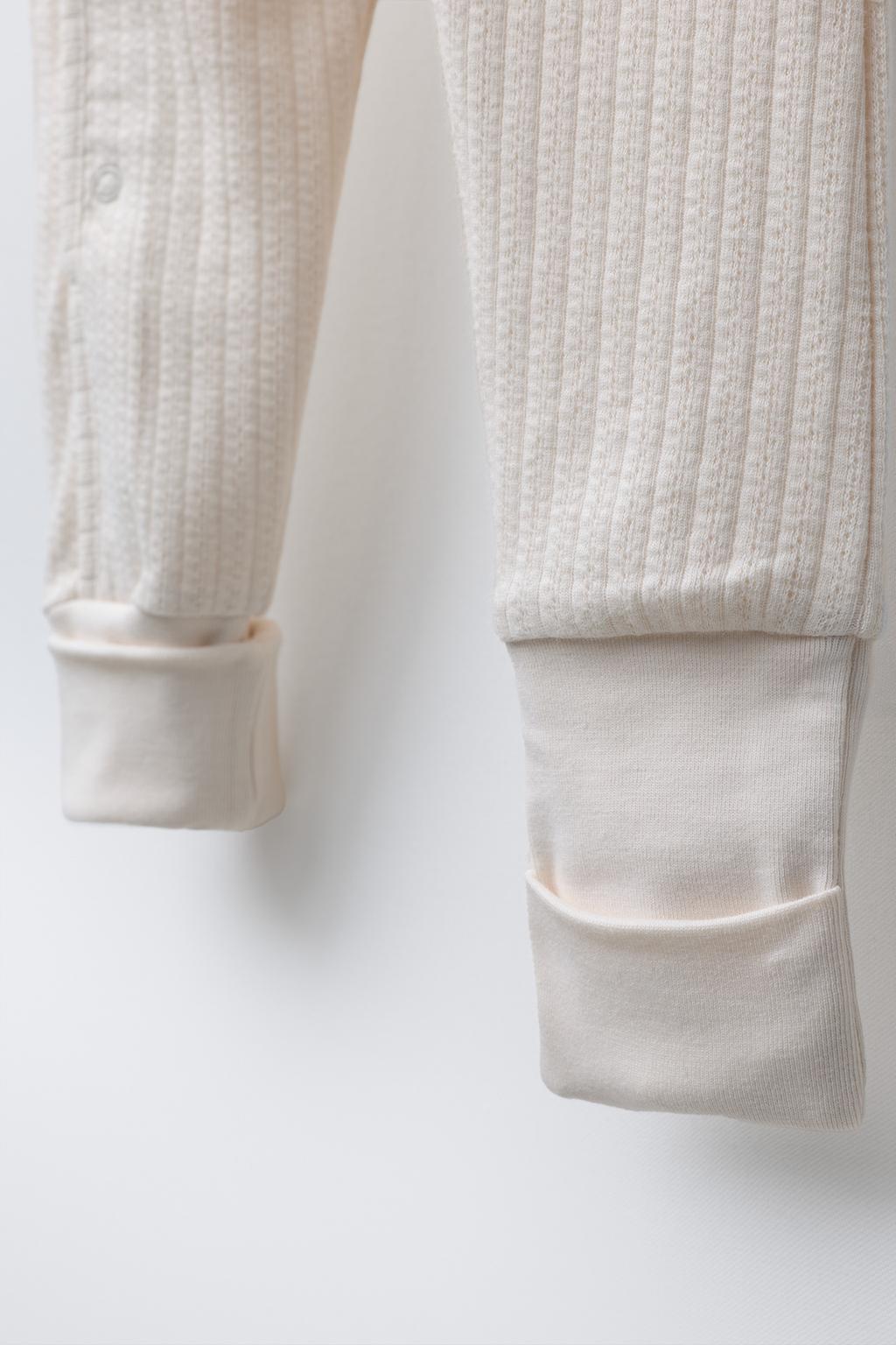 КОМБИНЕЗОН С РЕГУЛИРУЕМЫМИ ШТАНИНАМИ И V-ОБРАЗНЫМ ВЫРЕЗОМ