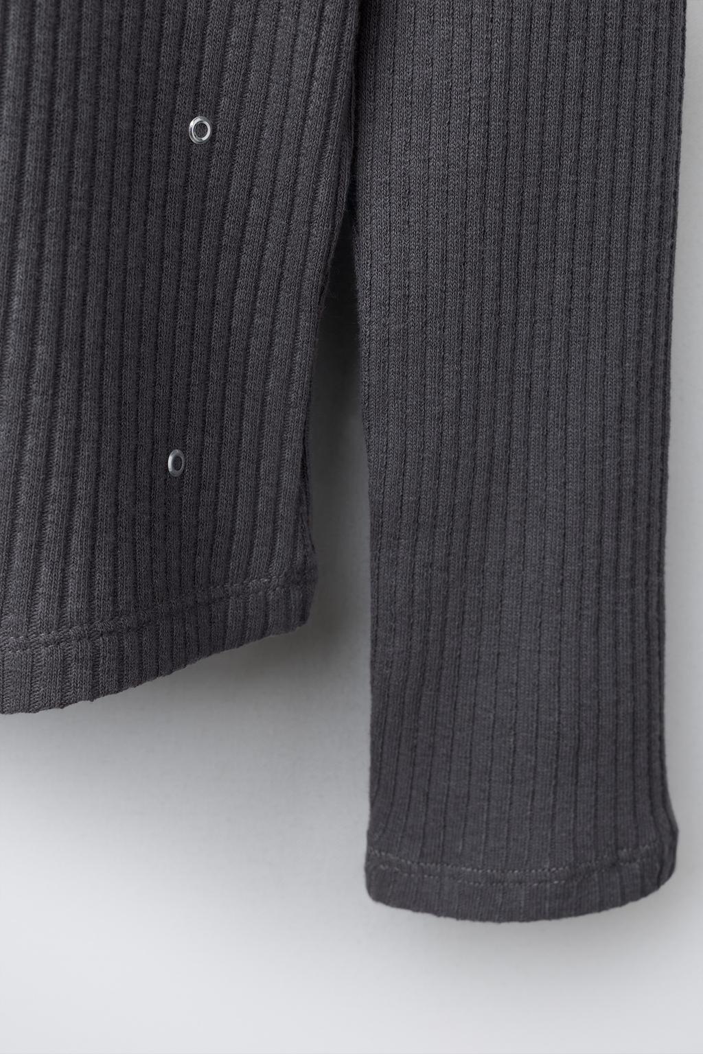 ФУТБОЛКА В РУБЧИК С ВОРОТНИКОМ-СТОЙКОЙ И ЗАКЛЕПКАМИ