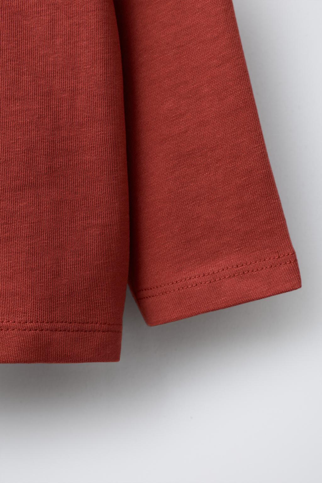 ФУТБОЛКА С КОНТРАСТНЫМИ ДЕТАЛЯМИ И НАДПИСЬЮ