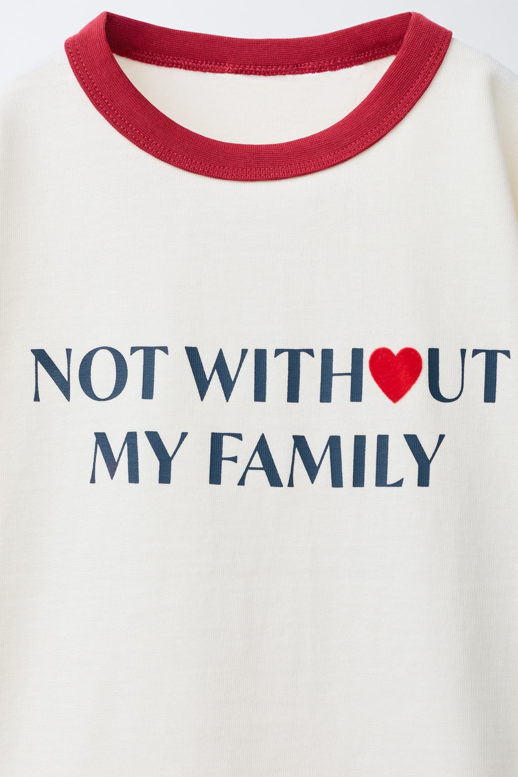 ФУТБОЛКА С КОНТРАСТНЫМИ ДЕТАЛЯМИ И НАДПИСЬЮ