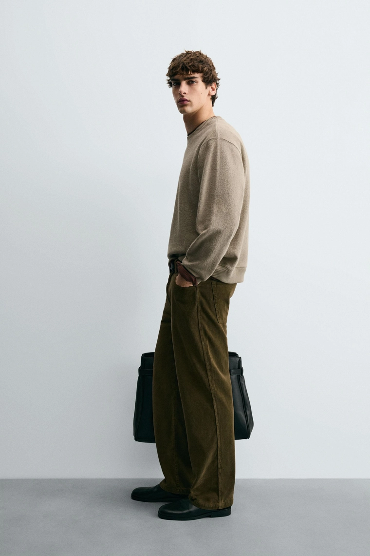 ТОЛСТОВКА С КРУГЛЫМ ВЫРЕЗОМ И ТЕКСТУРОЙ