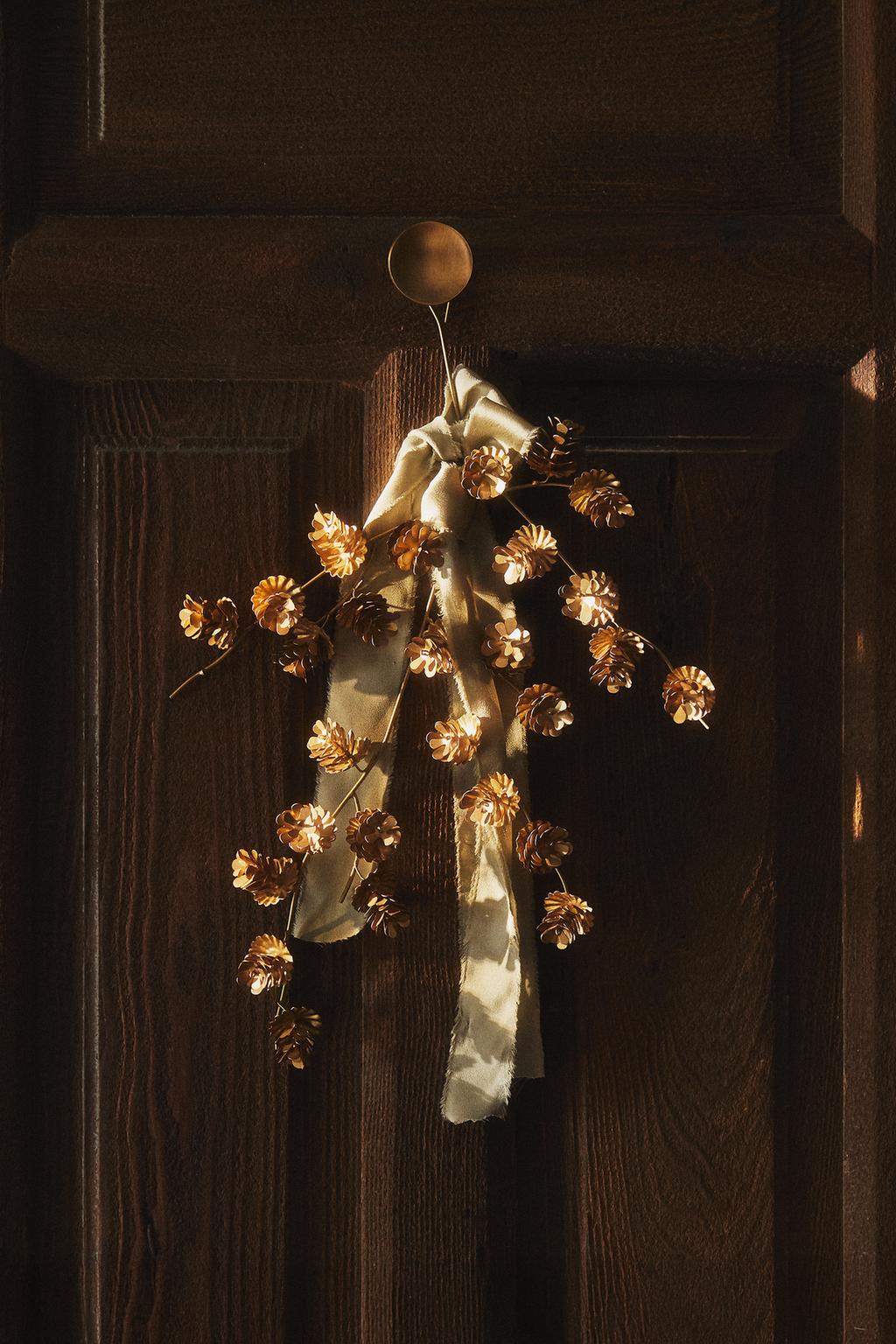 Рождественская ветка с шишками в античной отделке