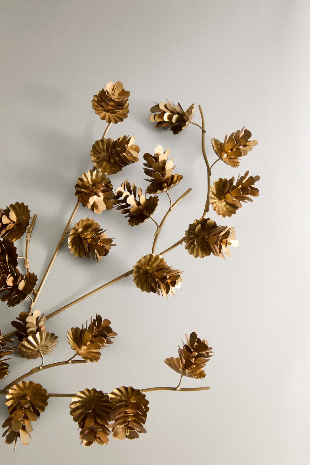 Рождественская ветка с шишками в античной отделке