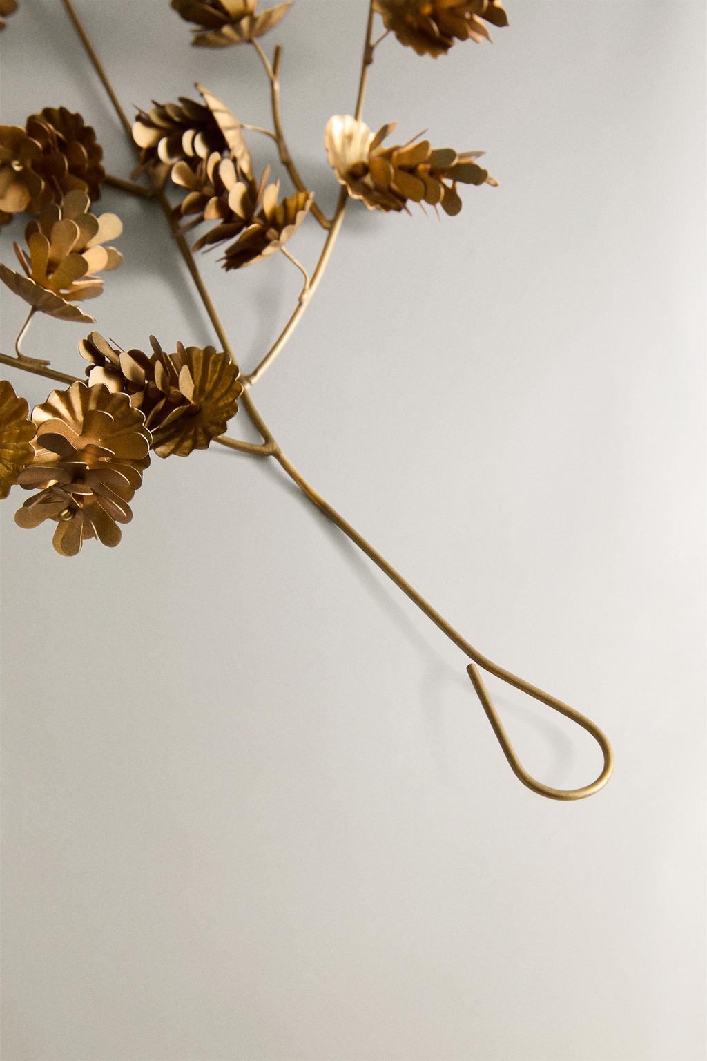 Рождественская ветка с шишками в античной отделке