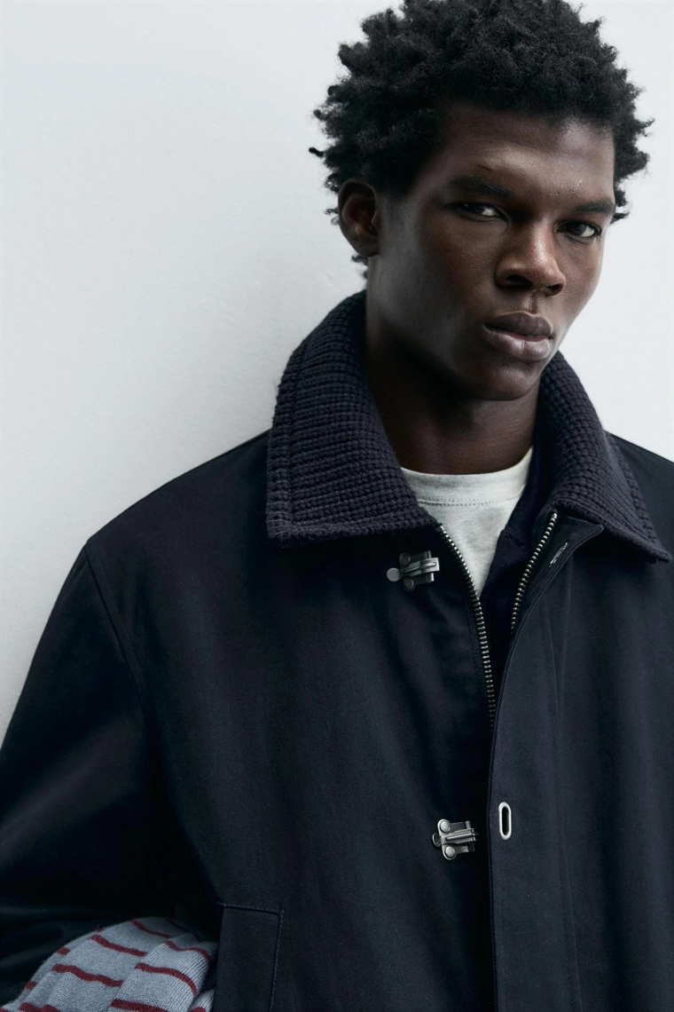 КУРТКА С ВОРОТНИКОМ И МЕТАЛЛИЧЕСКИМИ ПЕТЛЯМИ