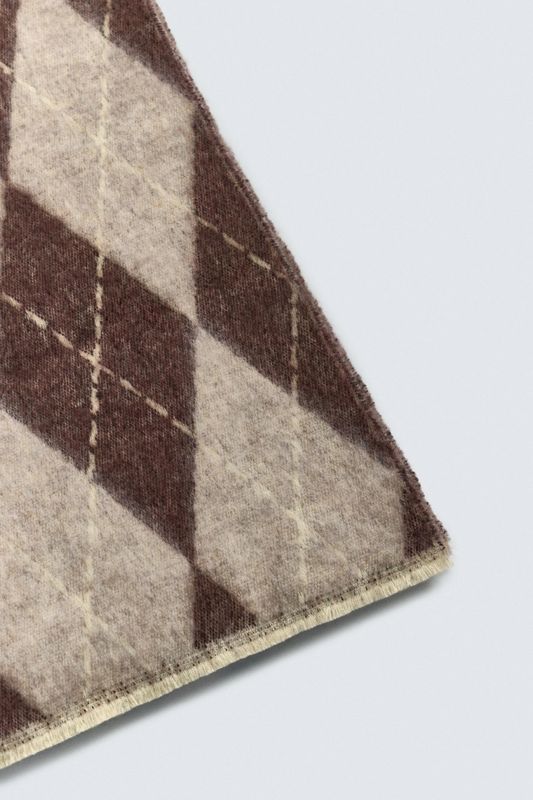 ШАРФ ИЗ ЖАККАРДА С РОМБАМИ