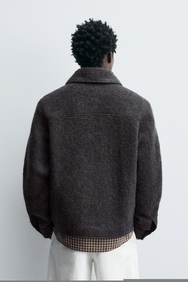 УКОРОЧЕННАЯ КУРТКА-РУБАШКА ИЗ РЕЛЬЕФНОЙ ТКАНИ