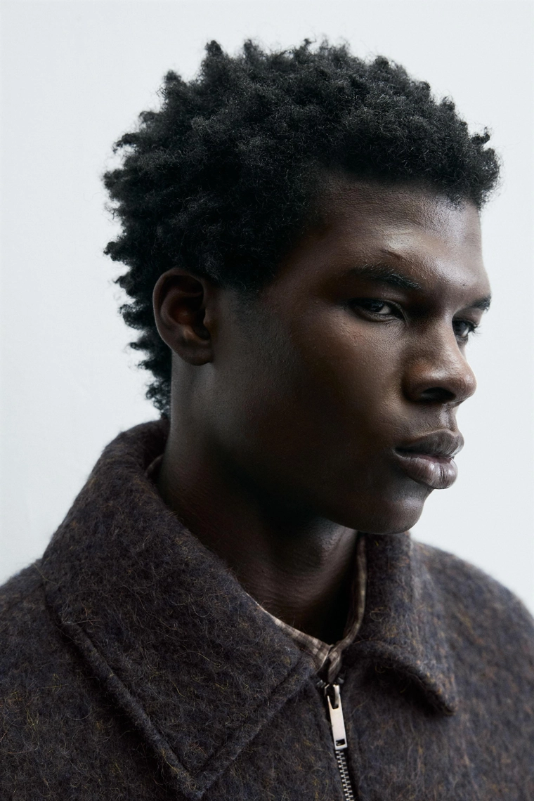 УКОРОЧЕННАЯ КУРТКА-РУБАШКА ИЗ РЕЛЬЕФНОЙ ТКАНИ