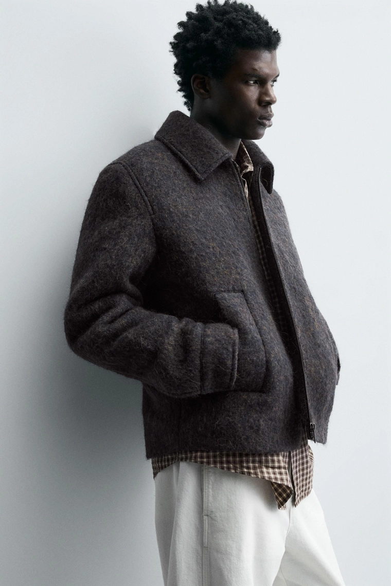 УКОРОЧЕННАЯ КУРТКА-РУБАШКА ИЗ РЕЛЬЕФНОЙ ТКАНИ