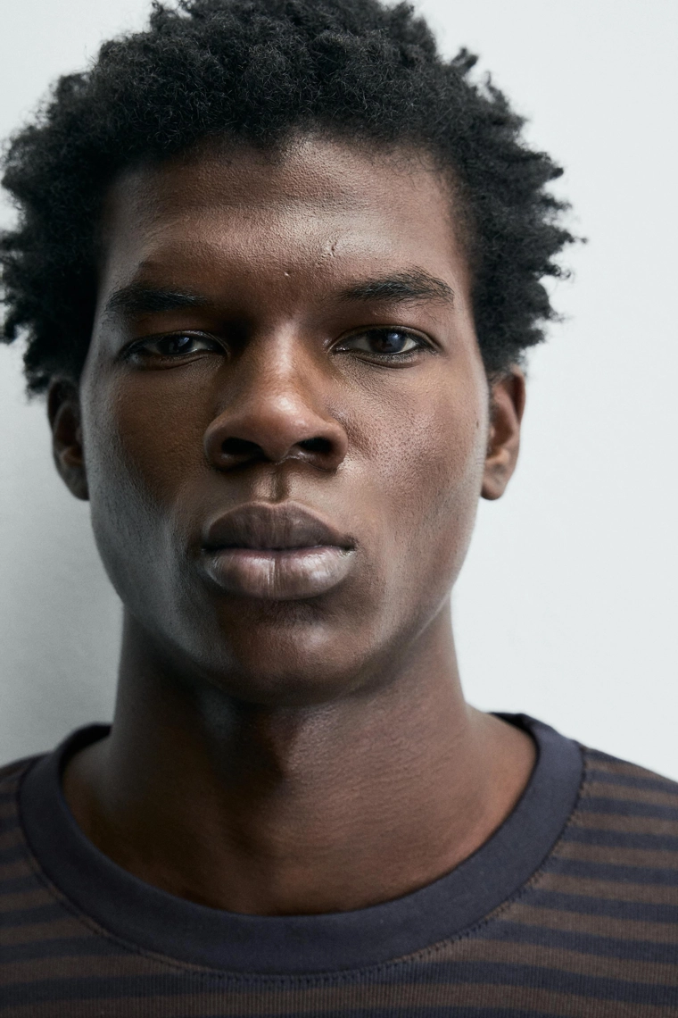 ФУТБОЛКА В КОНТРАСТНУЮ ПОЛОСКУ