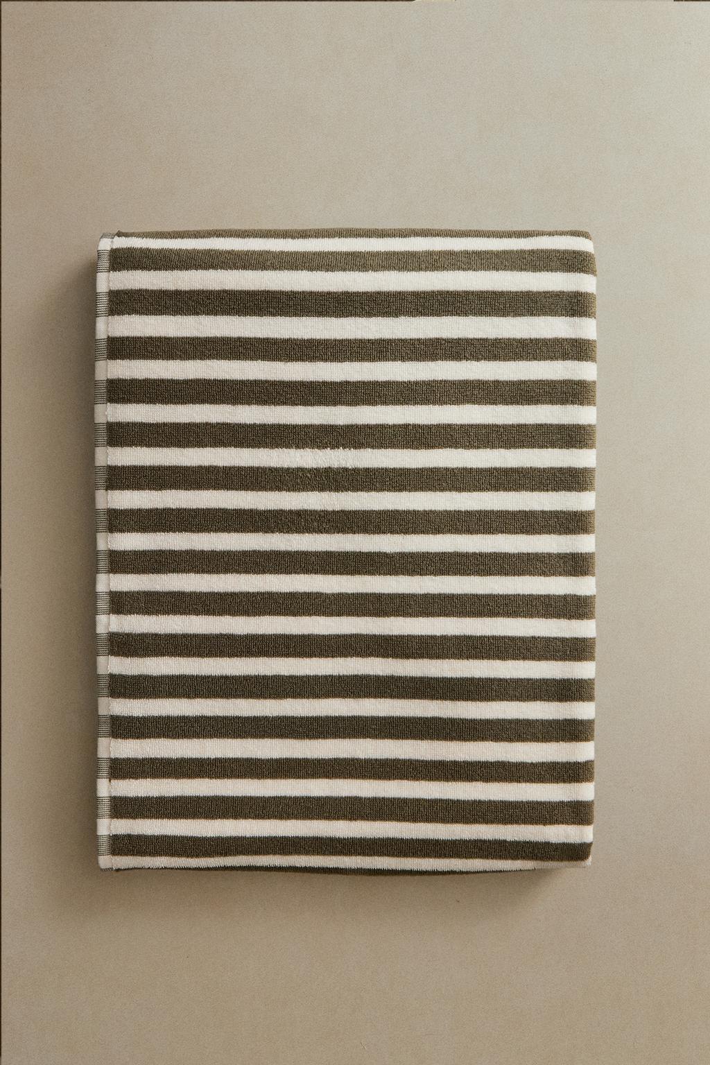 Полотенце для ванны с цветными полосами