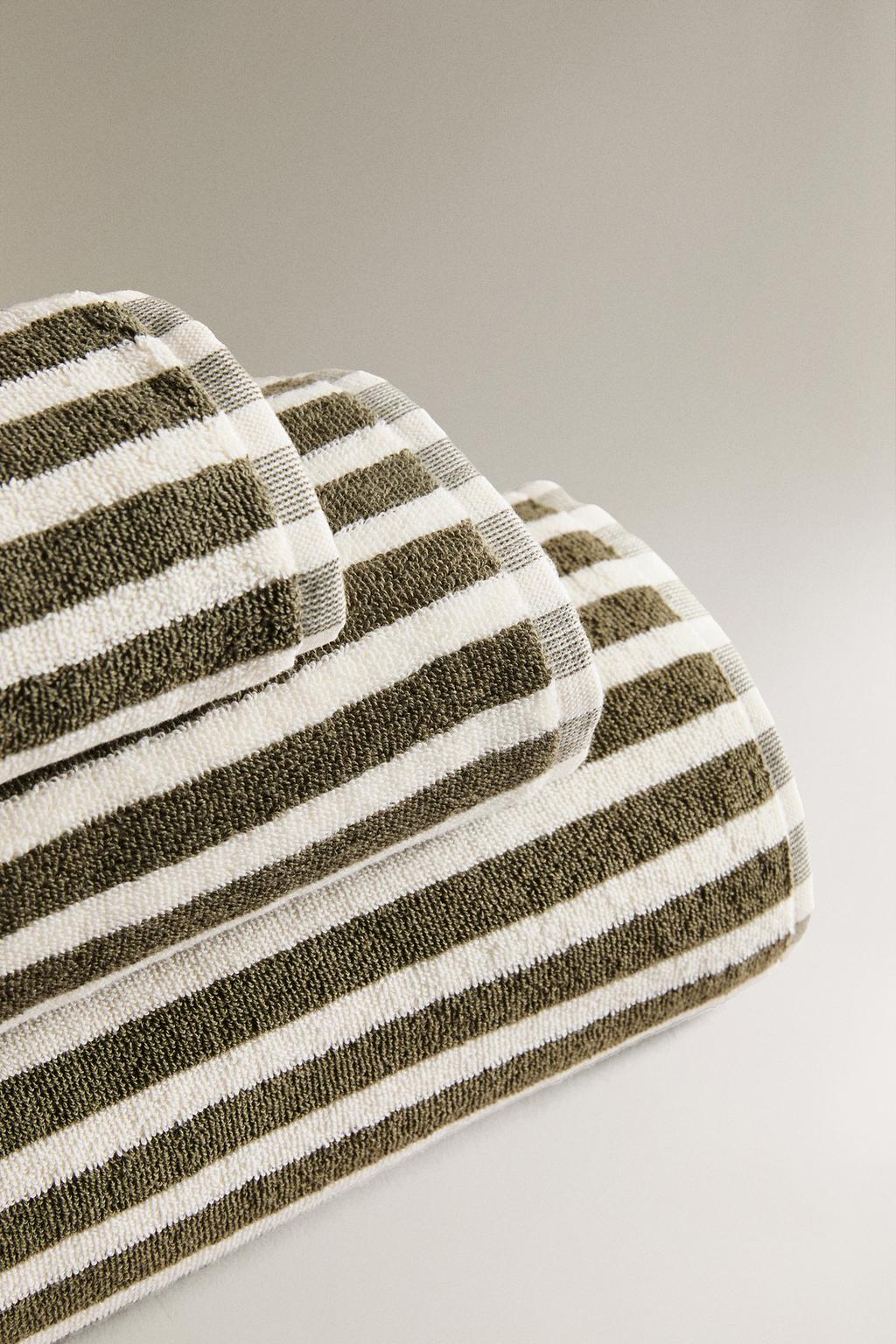 Полотенце для ванны с цветными полосами