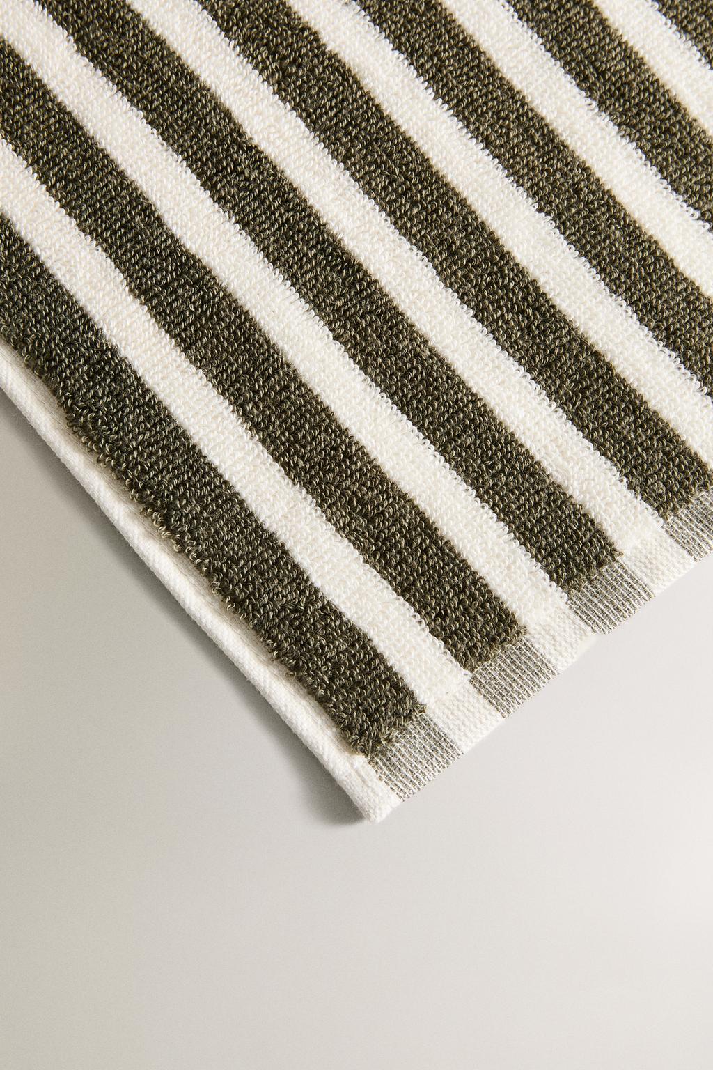 Полотенце для ванны с цветными полосами