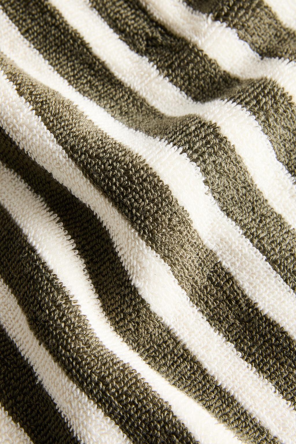 Полотенце для ванны с цветными полосами