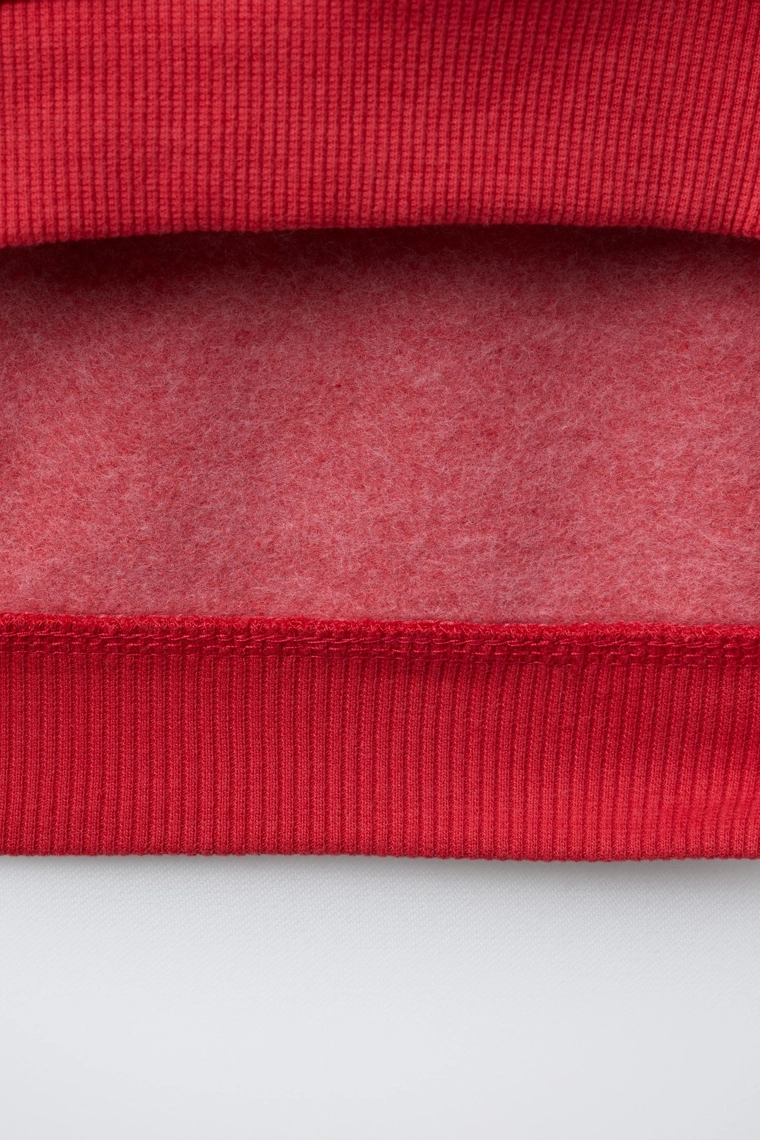 ТОЛСТОВКА С ПИНГВИНАМИ И РЕЛЬЕФНЫМ ПРИНТОМ