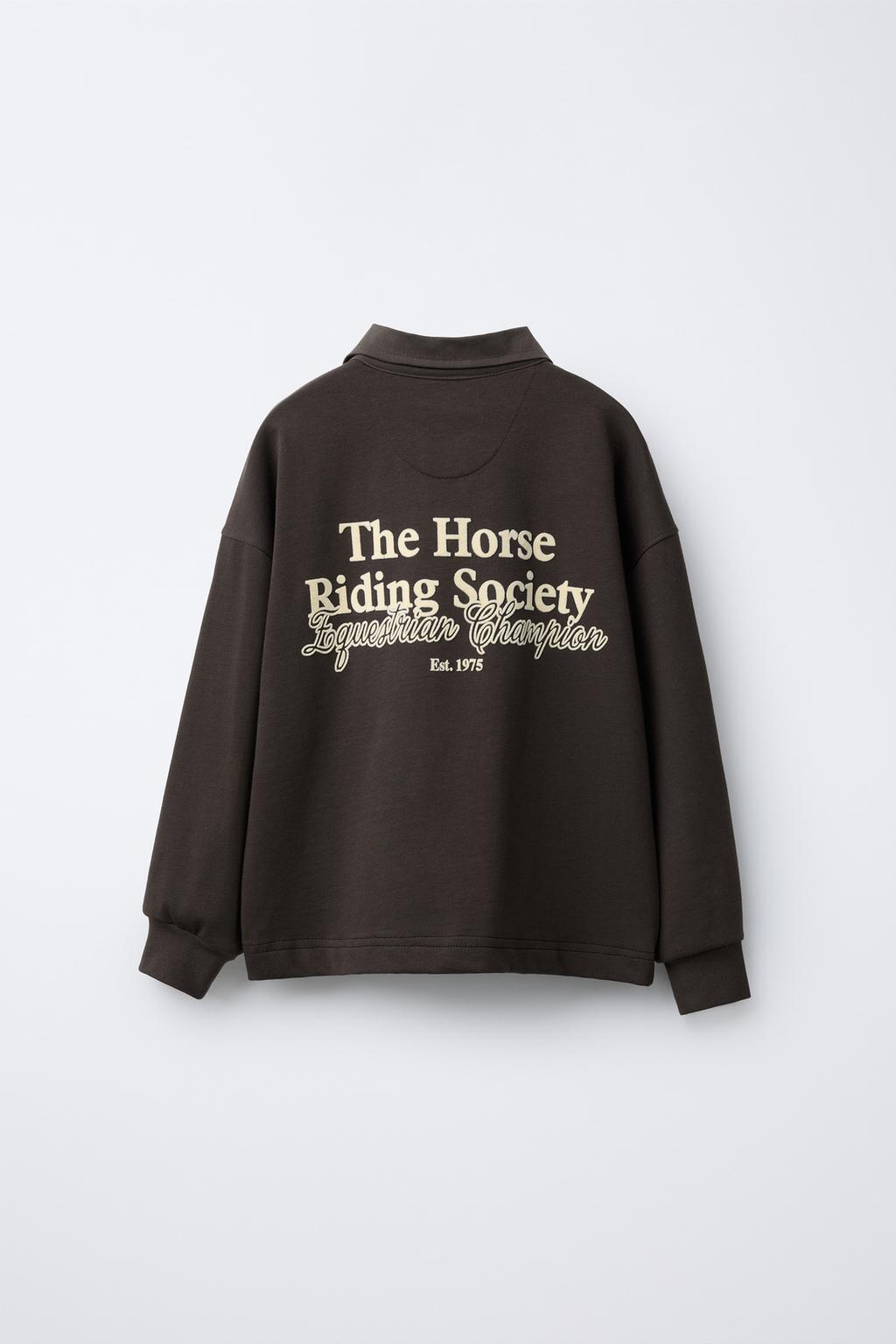 ПОЛО С ТЕКСТОМ ИЗ ВЕЛЬВЕТА