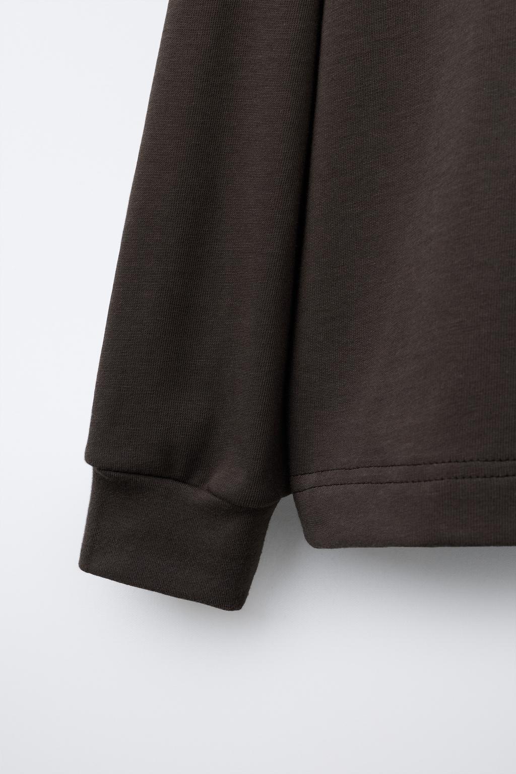 ПОЛО С ТЕКСТОМ ИЗ ВЕЛЬВЕТА