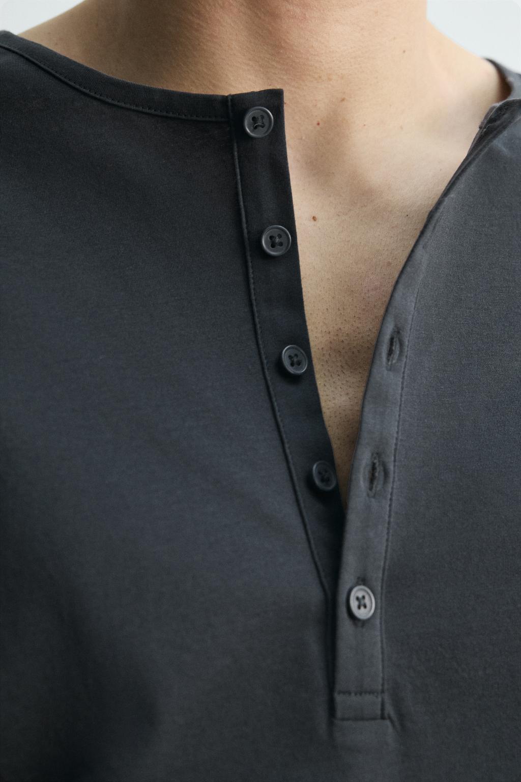 ФУТБОЛКА С ВОРОТНИКОМ НА ПУГОВИЦАХ — LIMITED EDITION