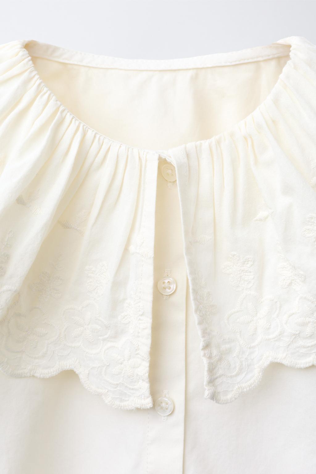 БЛУЗА С БОЛЬШИМ ОТЛОЖНЫМ ВОРОТНИКОМ И ВЫШИВКОЙ