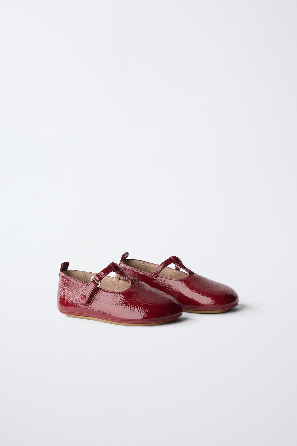 Туфли балетки с застежкой t-образной лентой и лаковым покрытием