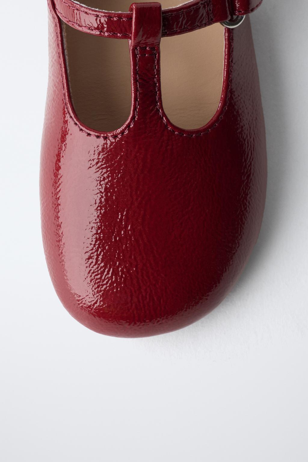 Туфли балетки с застежкой t-образной лентой и лаковым покрытием