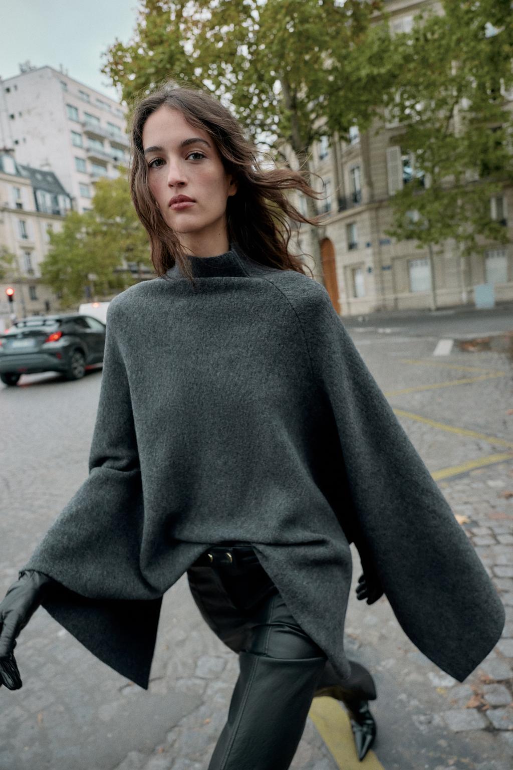 ТРИКОТАЖНАЯ НАКИДКА С ВЫСОКИМ ВОРОТНИКОМ