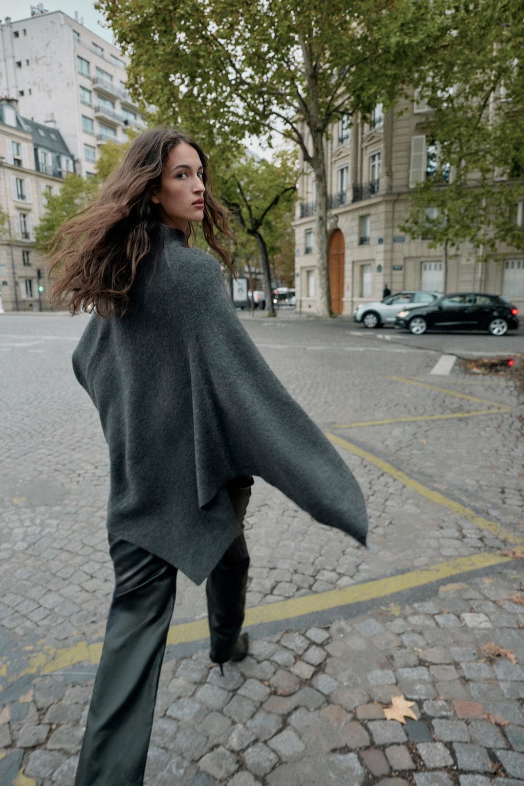 ТРИКОТАЖНАЯ НАКИДКА С ВЫСОКИМ ВОРОТНИКОМ