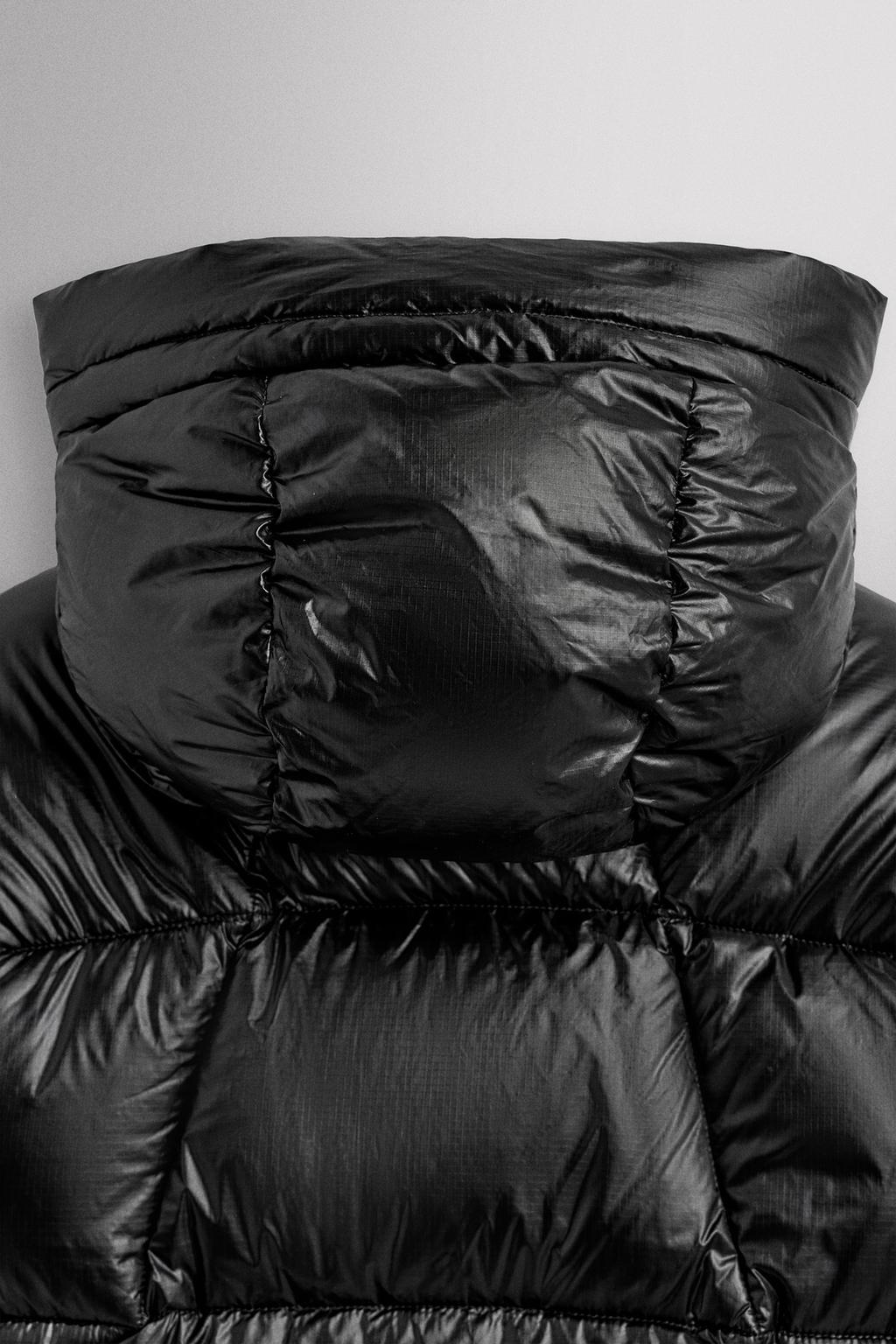 СТЕГАНАЯ КУРТКА С НАПОЛНИТЕЛЕМ ИЗ 100% ПЕРА