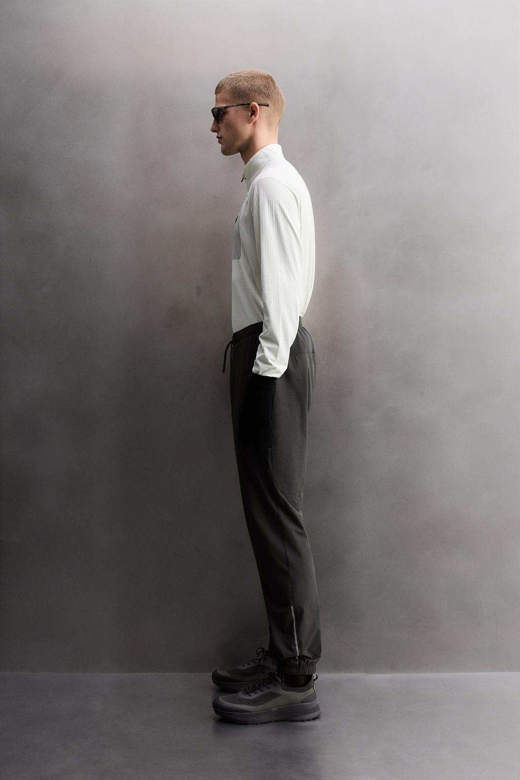 ЛЕГКИЕ БРЮКИ ИЗ ВЫСОКОТЕХНОЛОГИЧНОЙ ТКАНИ