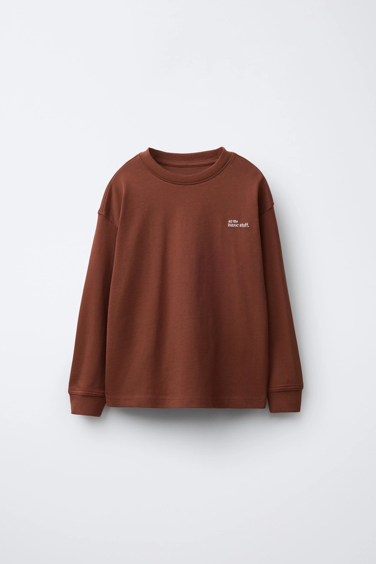 ЛОНГСЛИВ ИЗ ПЛОТНОЙ ТКАНИ С ВЫШИТОЙ НАДПИСЬЮ