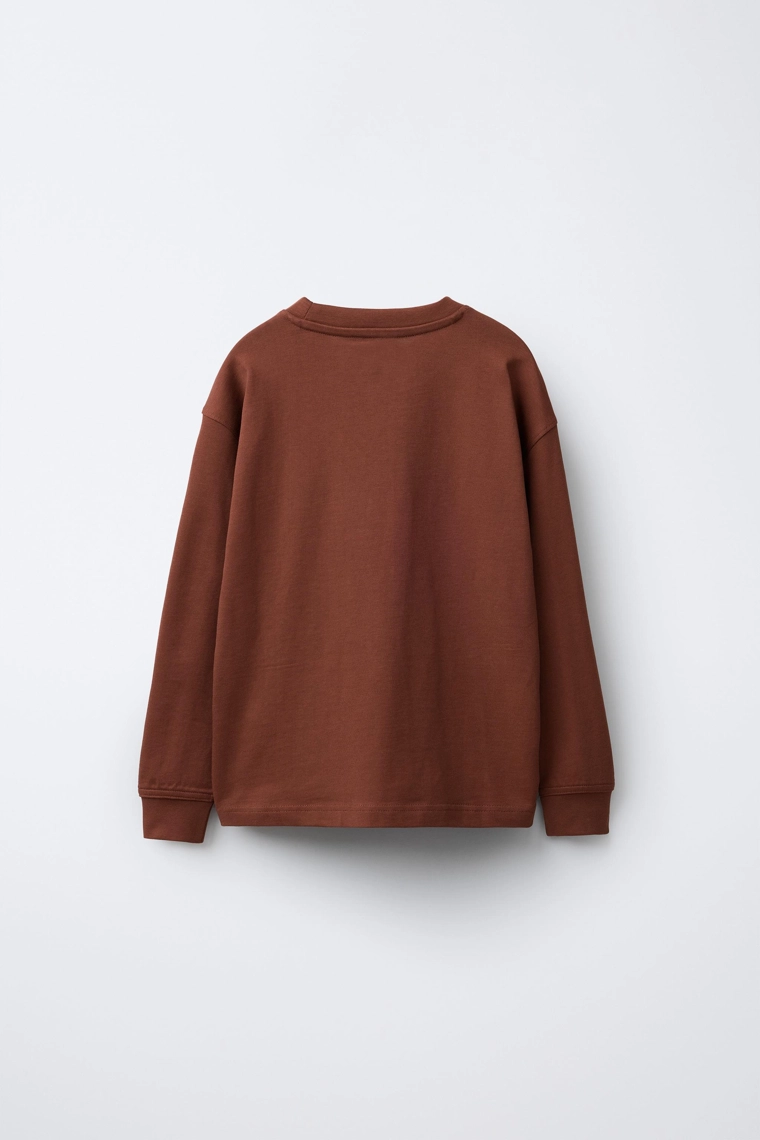 ЛОНГСЛИВ ИЗ ПЛОТНОЙ ТКАНИ С ВЫШИТОЙ НАДПИСЬЮ