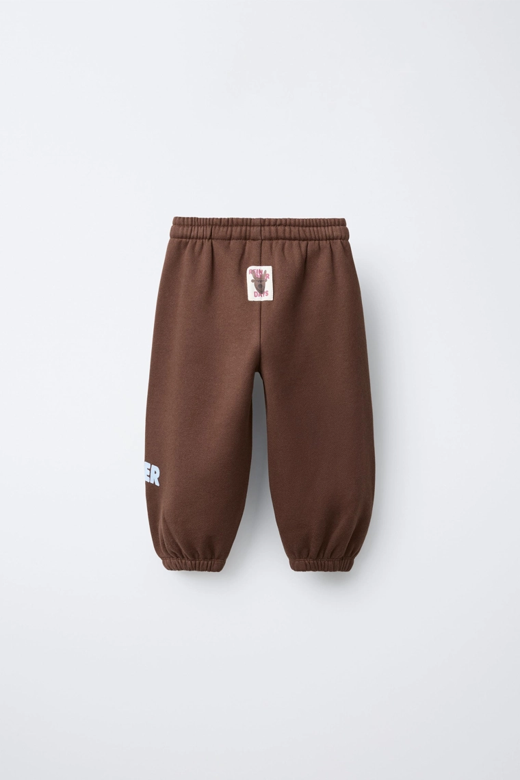 БРЮКИ-ДЖОГГЕРЫ С РЕЛЬЕФНОЙ НАДПИСЬЮ