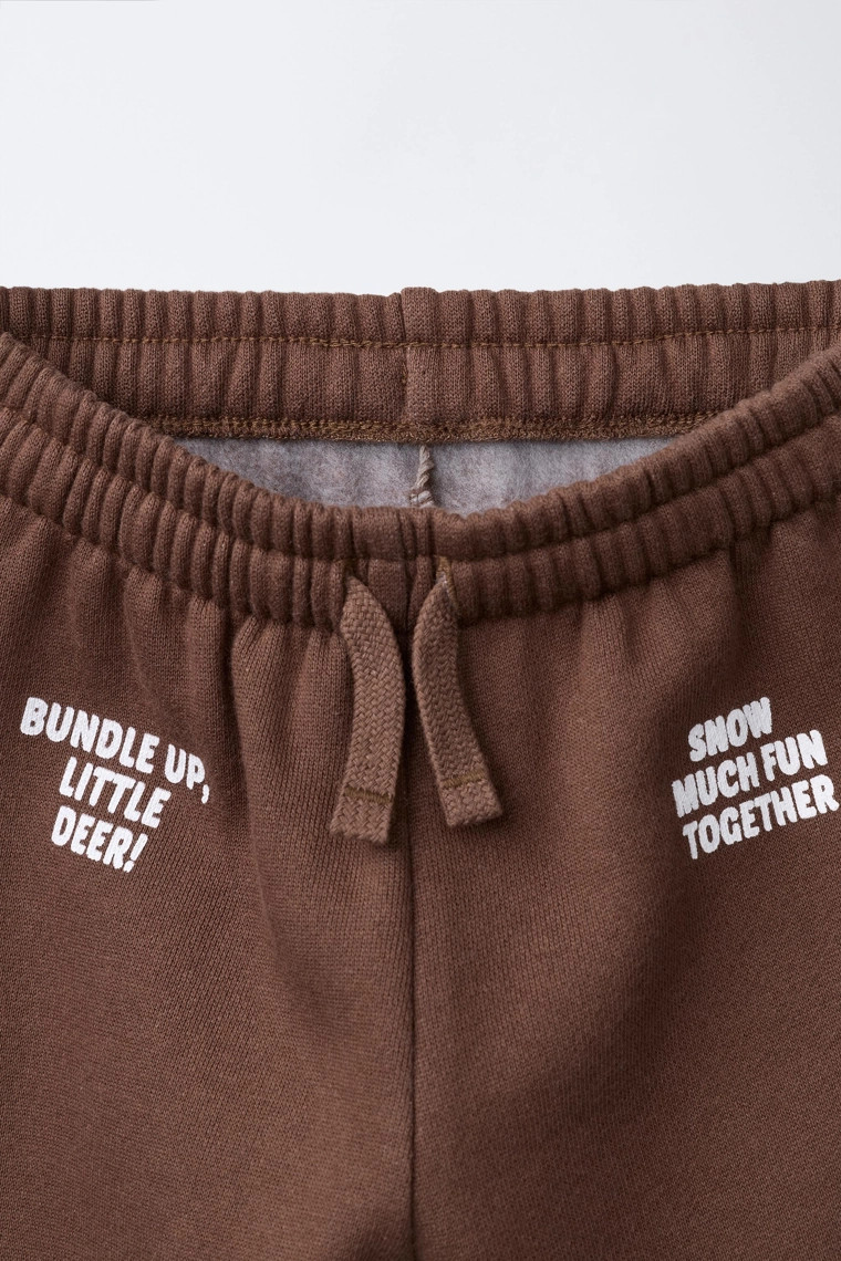 БРЮКИ-ДЖОГГЕРЫ С РЕЛЬЕФНОЙ НАДПИСЬЮ