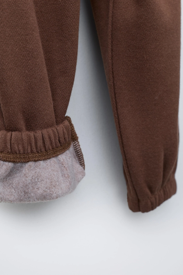 БРЮКИ-ДЖОГГЕРЫ С РЕЛЬЕФНОЙ НАДПИСЬЮ