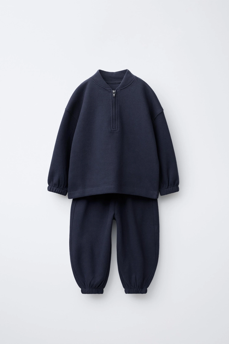 ОДНОТОННЫЙ КОМПЛЕКТ ИЗ ТОЛСТОВКИ И БРЮК-ДЖОГГЕРОВ