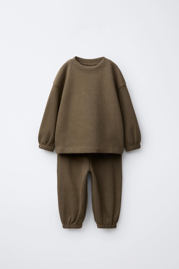 ОДНОТОННЫЙ КОМПЛЕКТ ИЗ ТОЛСТОВКИ И БРЮК-ДЖОГГЕРОВ