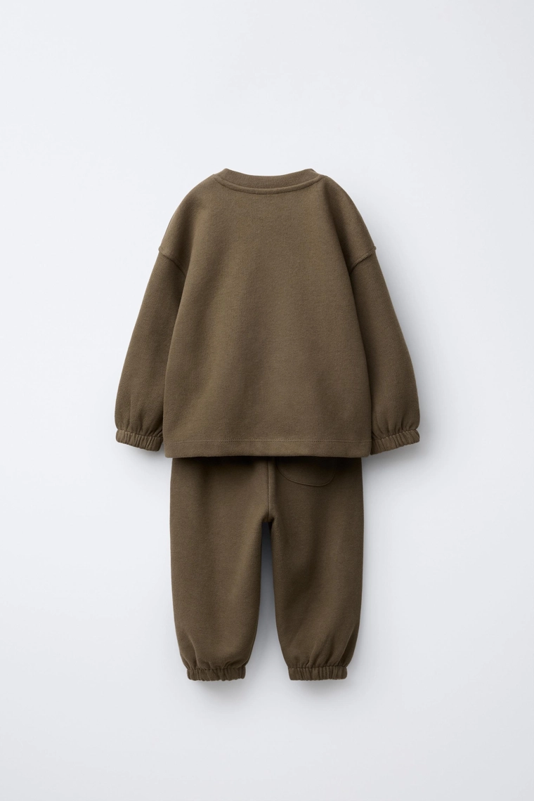 ОДНОТОННЫЙ КОМПЛЕКТ ИЗ ТОЛСТОВКИ И БРЮК-ДЖОГГЕРОВ