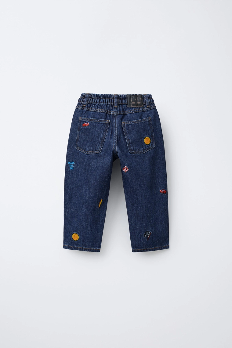 ДЖИНСЫ-БАГГИ С ВЫШИВКОЙ «ТАЧКИ: МОЛНИЯ МАККУИН» © DISNEY