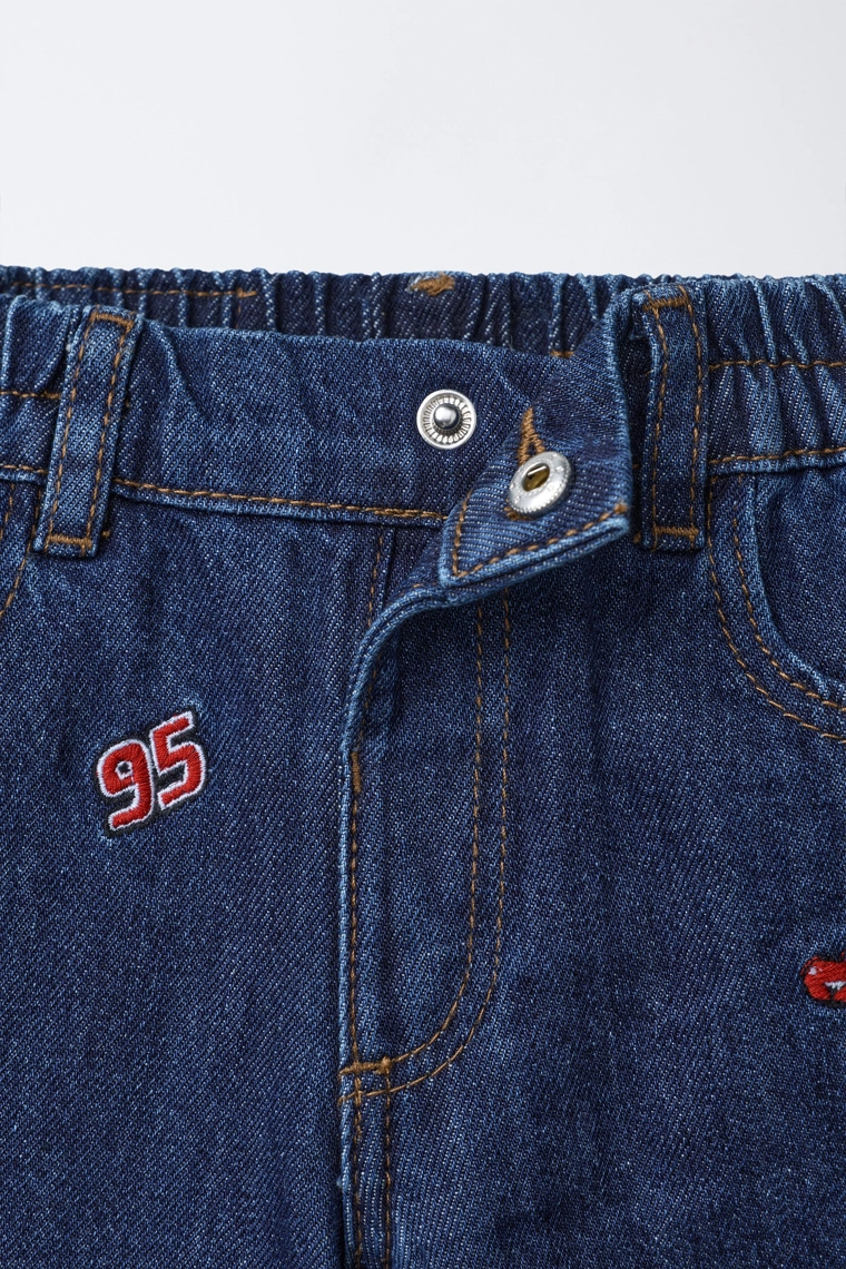 ДЖИНСЫ-БАГГИ С ВЫШИВКОЙ «ТАЧКИ: МОЛНИЯ МАККУИН» © DISNEY