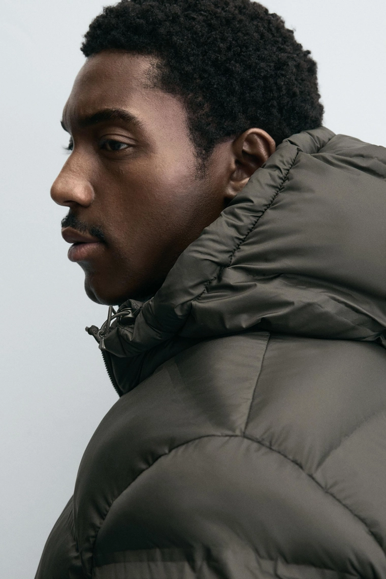 Куртка-пуховик с водоотталкивающей тканью и капюшоном