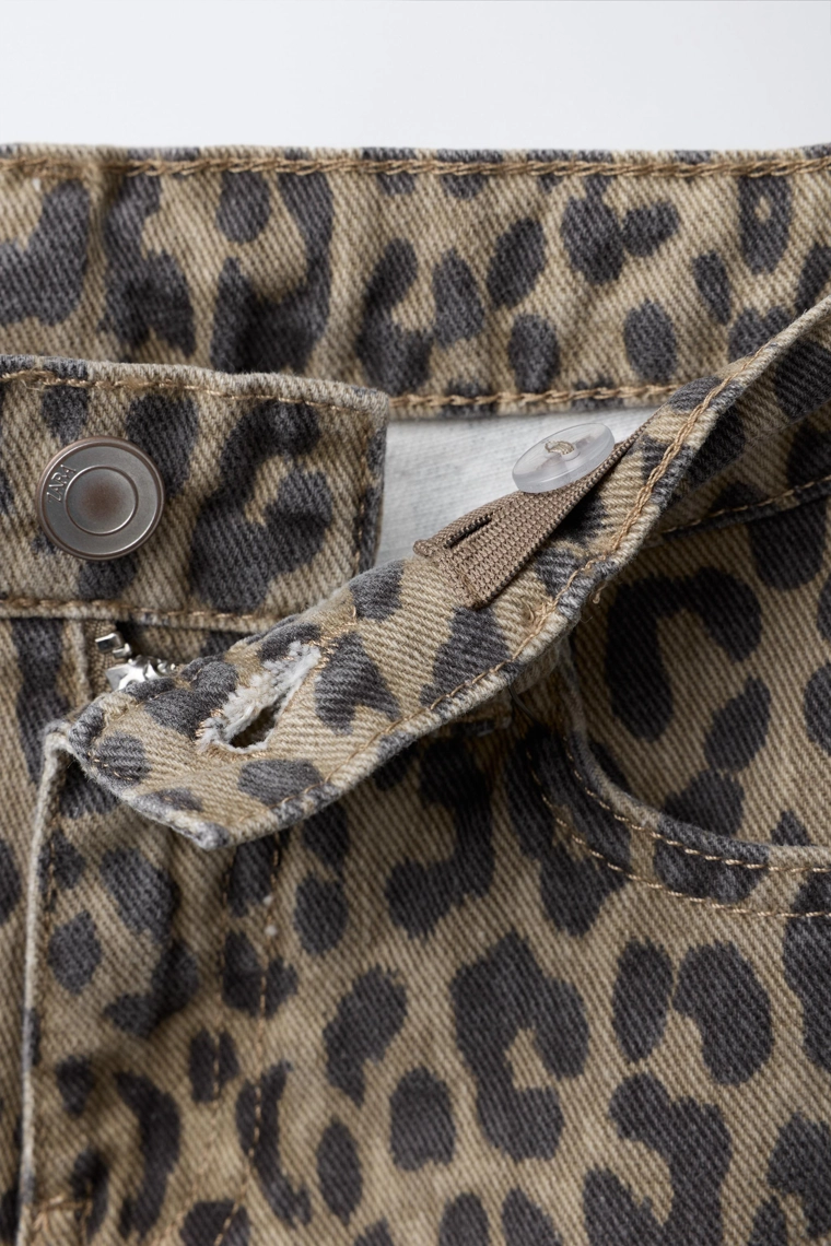 ШИРОКИЕ ДЖИНСЫ С АНИМАЛИСТИЧЕСКИМ ПРИНТОМ И ЗВЕЗДАМИ