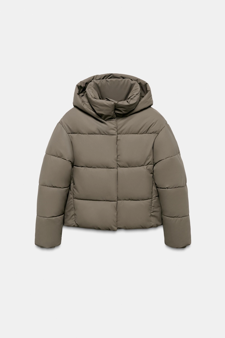 Короткая резиновая пуховая куртка со складками