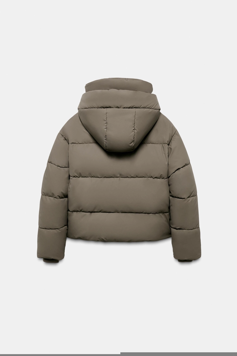 Короткая резиновая пуховая куртка со складками
