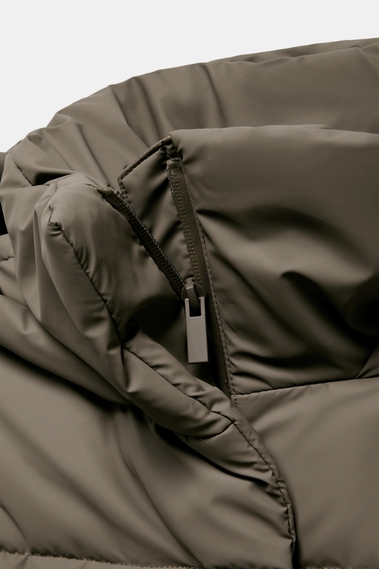 Короткая резиновая пуховая куртка со складками