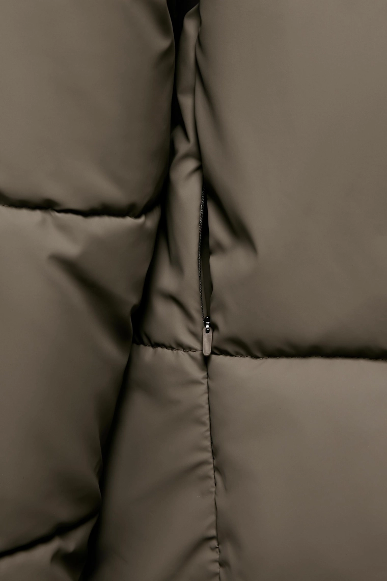 Короткая резиновая пуховая куртка со складками