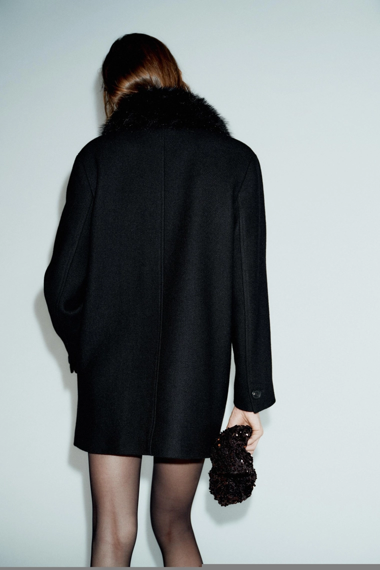 Пальто из шерсти с отделкой из искусственного меха
